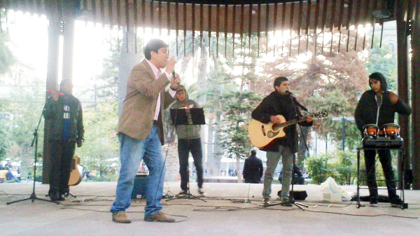 Jubilee World Chile holds first worship concert in Santiago square "Plaza de Armas." 